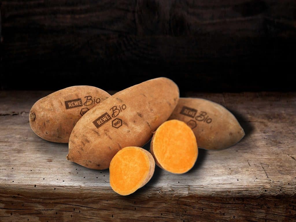 Süßkartoffeln auf einer Holzablage