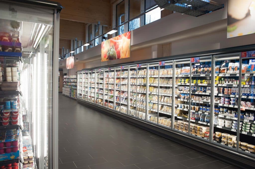 Kühlregal im Supermarkt