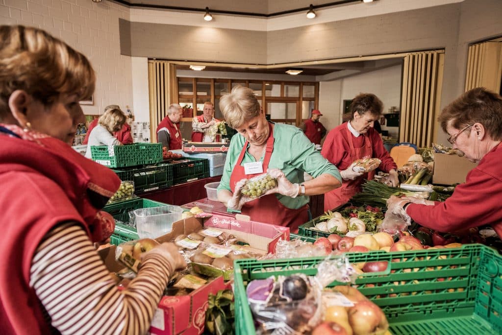 Tafel-Mitarbeiter begutachten gespendete Lebensmittel