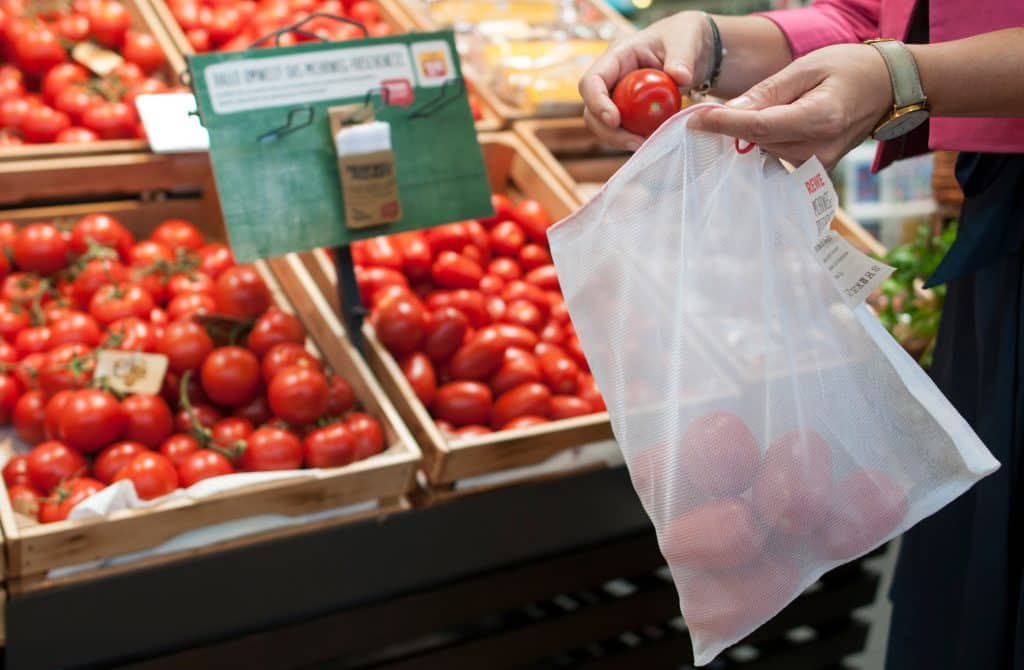 Unverpackte Tomaten im Mehrwegfrischenetz