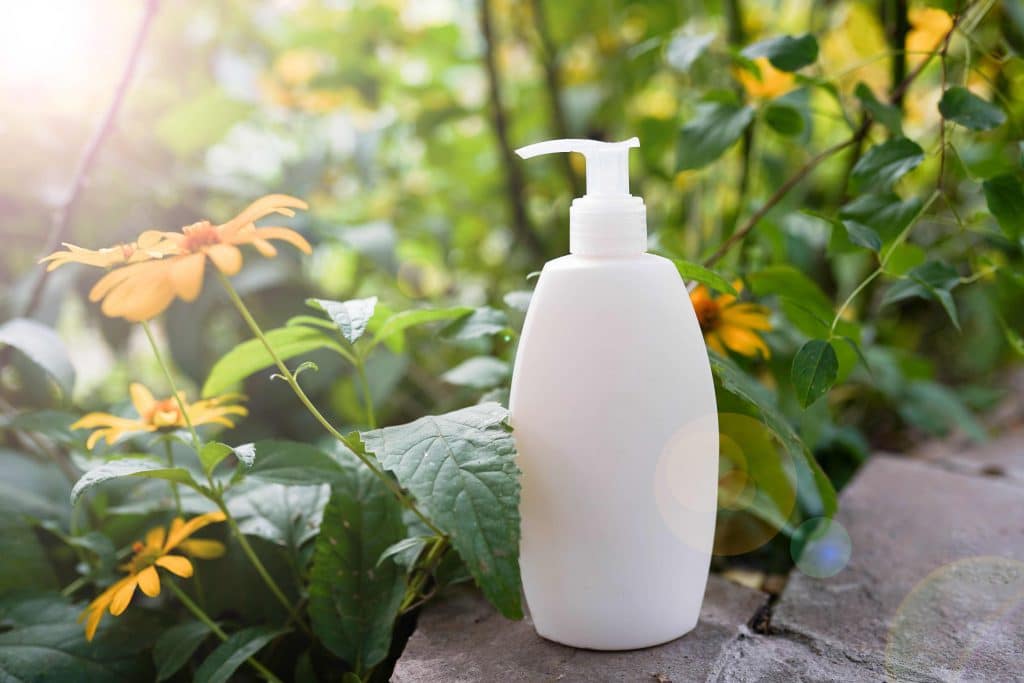 Seifenspender umgeben von Natur