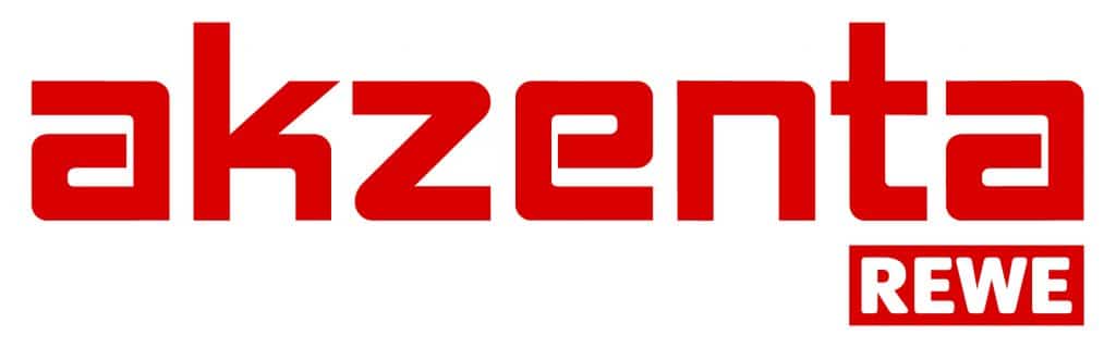 Das Logo von akzenta mit REWE-Zusatz. Rote Schrift vor weißem Hintergrund.