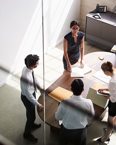 Vier Mitarbeiter in einem Meeting