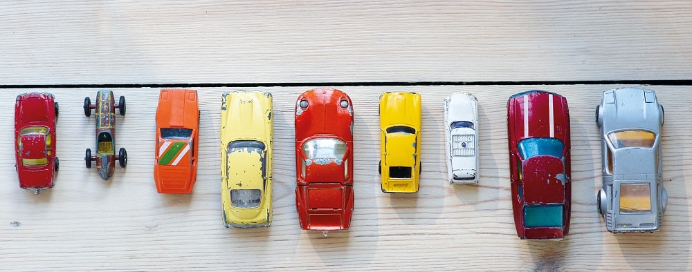 Eine Reihe von Spielautos