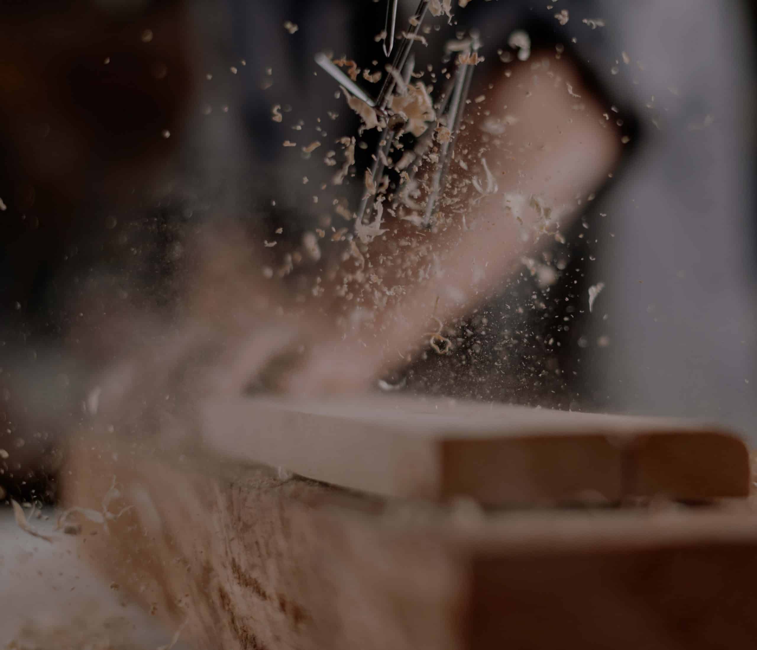 Eine Holzplatte wird abgeschliffen