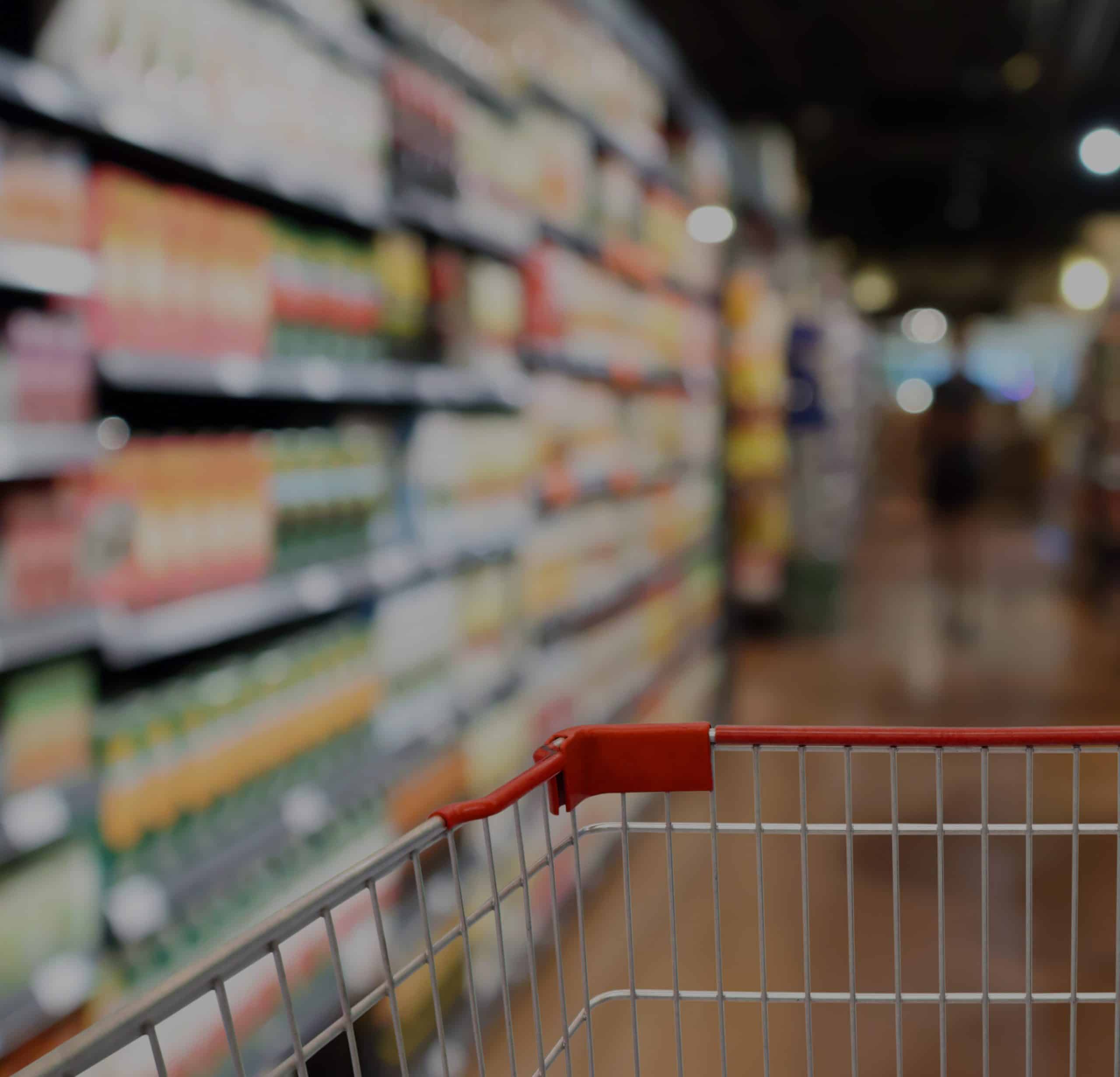 Einkaufswagen mit verschwommenen Hintergrund