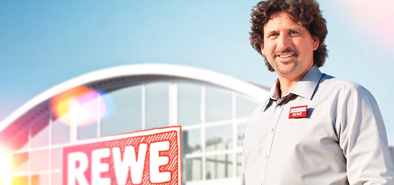Ein Mitarbeitender der REWE Group