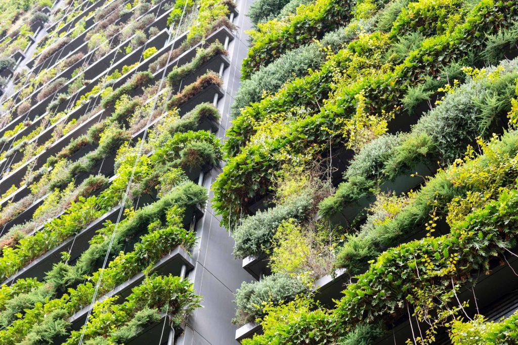 Ein Hochhaus mit einem vertikalen Garten
