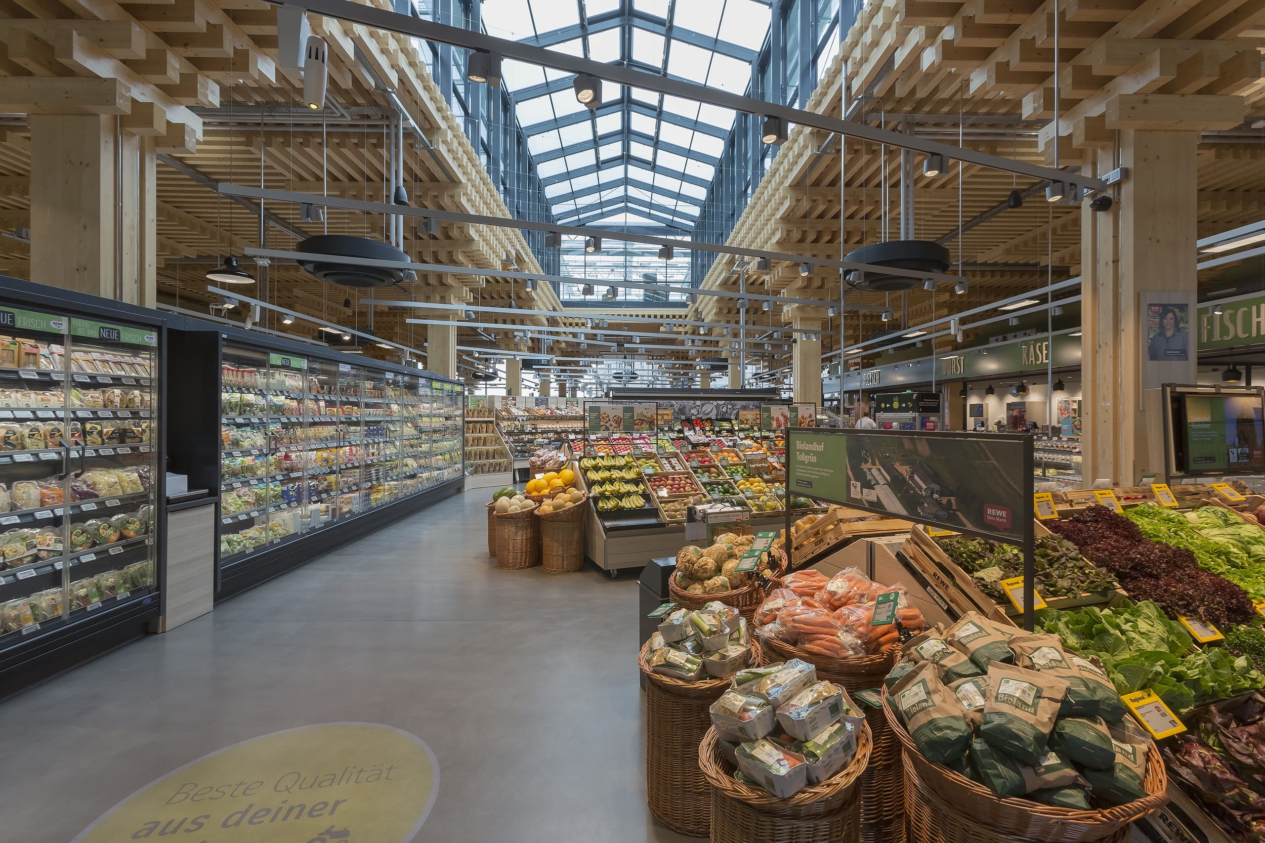Einkaufsfläche des REWE Markts Green Building.