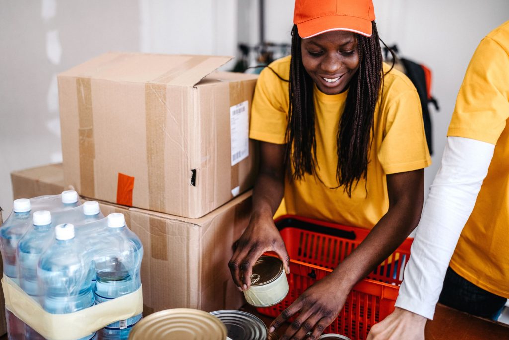 Eine Mitarbeiterin sortiert Lebensmittel.
