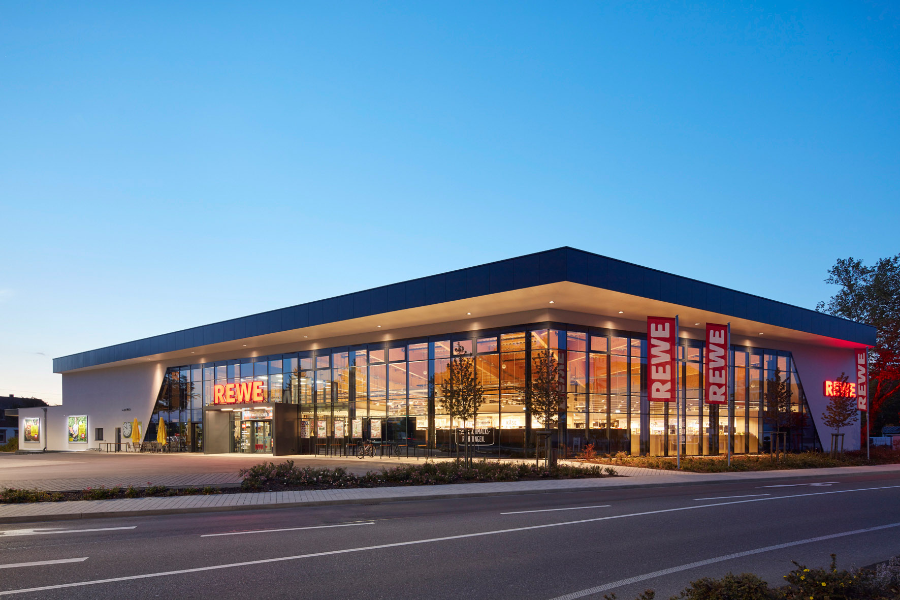 Eine Außenaufnahme eines REWE Marktes