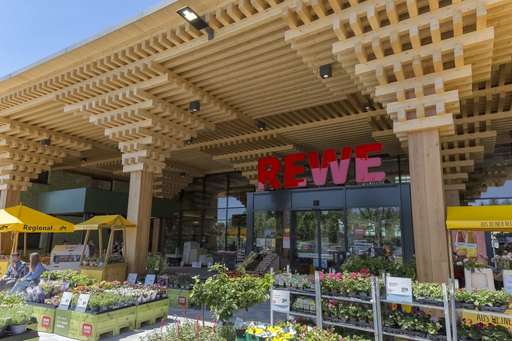 Außenansicht des neuen REWE Green Building Markts in Wiesbaden.