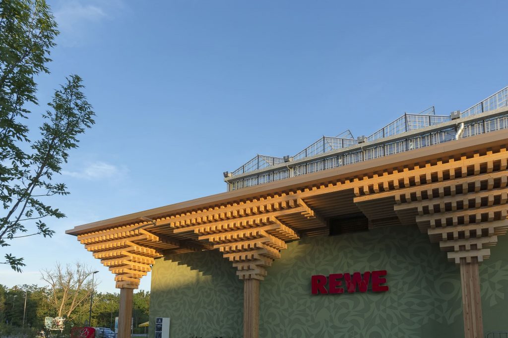 Außenansicht des neuen REWE Green Building Markts in Wiesbaden.