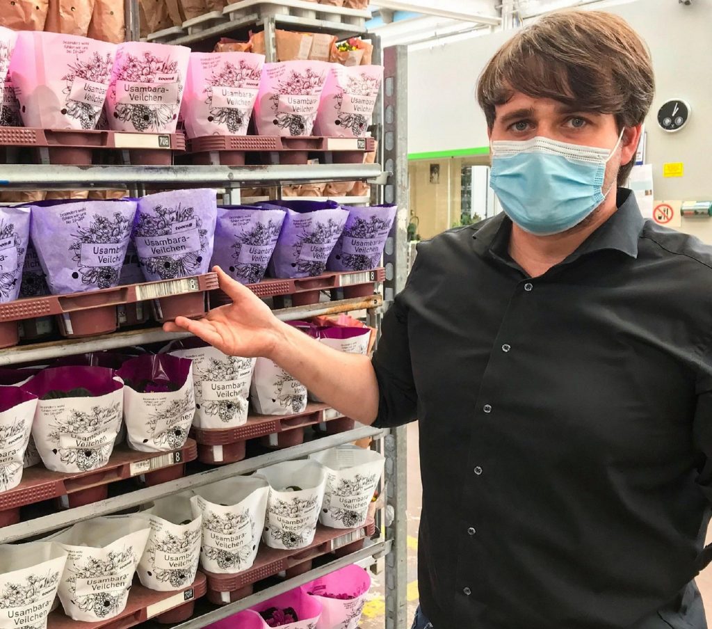 Tobias Theuerkauf präsentiert die neuen Mehrweg-Pflanzenpaletten von toom vor.