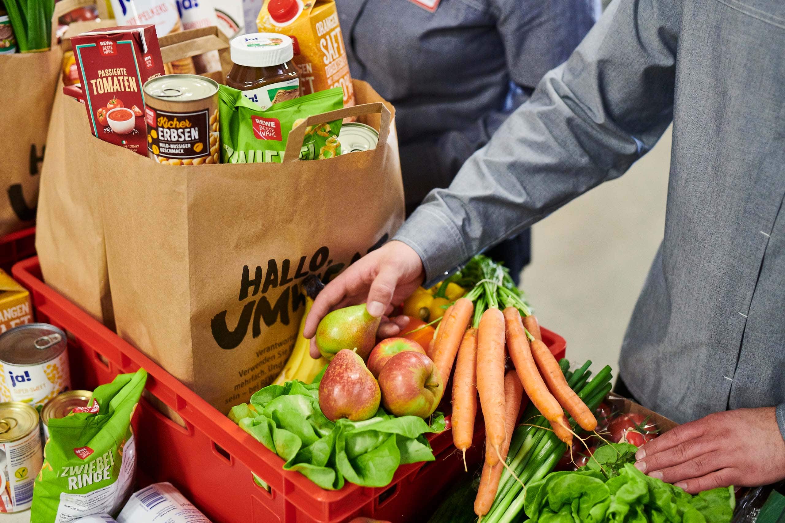 Tüte mit Lebensmitteln welche für die Tafel gesammelt wurden.