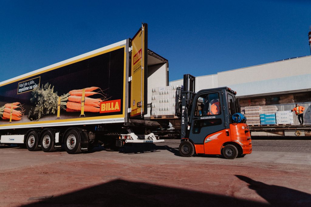 Gabelstapler belädt Lastwagen von BILLA