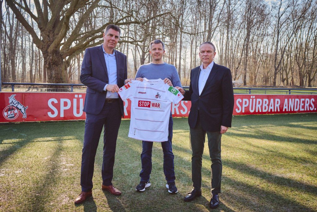 Dr. Sven Spork, Bereichsvorstand Corporate Affairs der REWE Group, FC-Geschäftsführer Philipp Türoff und Hans-Joachim Nagel, Generalbevollmächtigter der DEVK (von links).