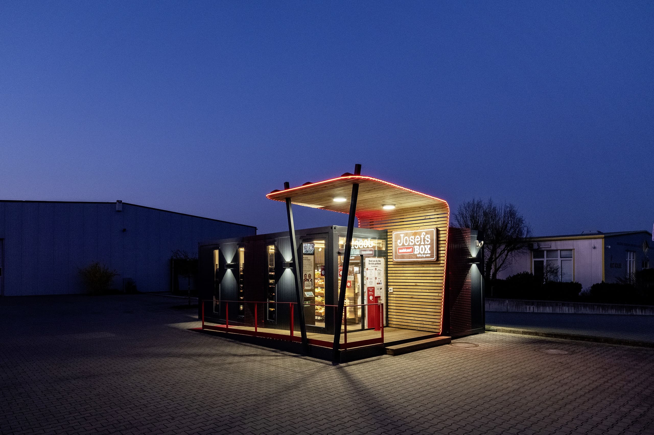 Josefs Box Eingangsansicht bei Nacht