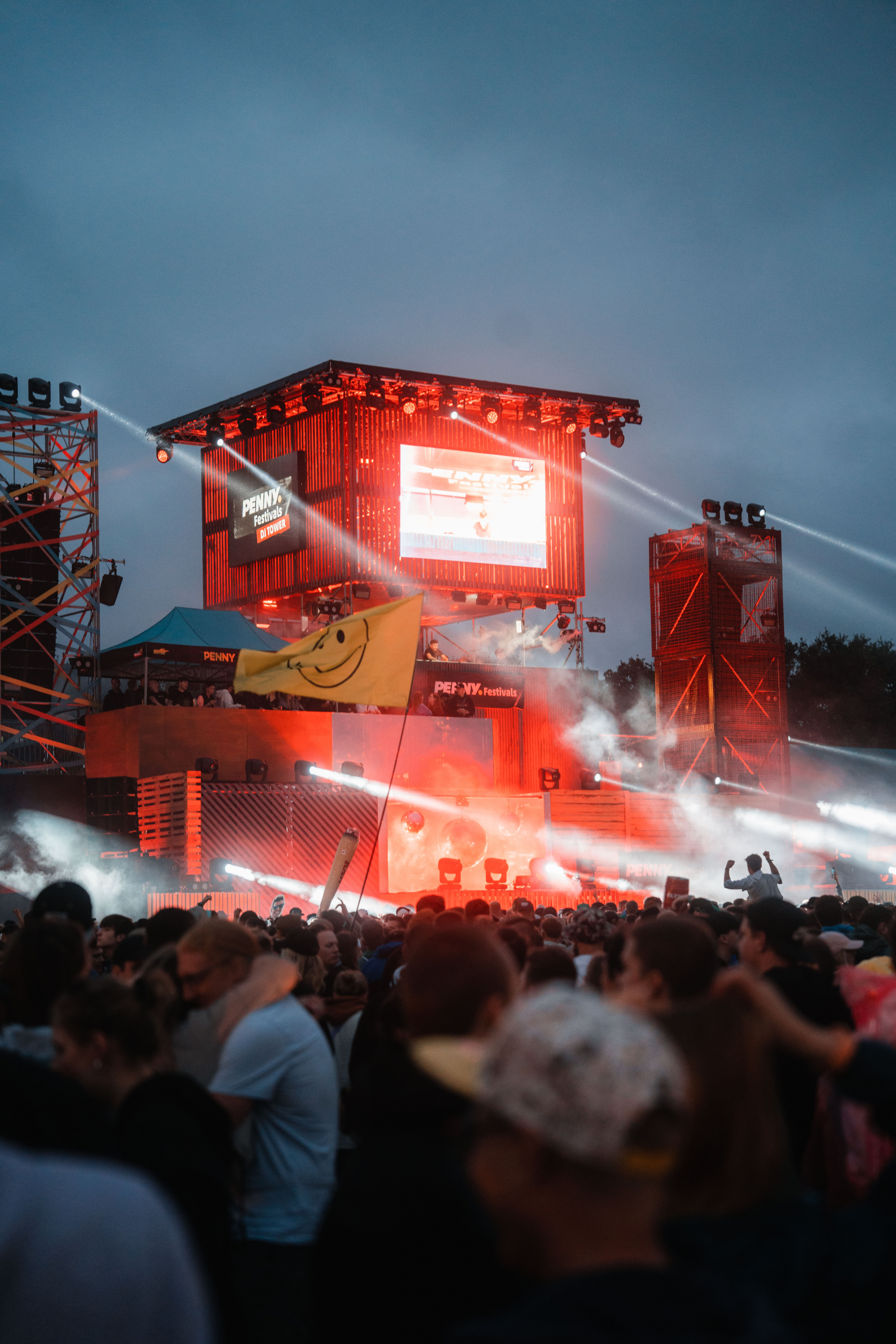 Menschenmenge vor der Bühne eines Festivals mit Penny Logo.