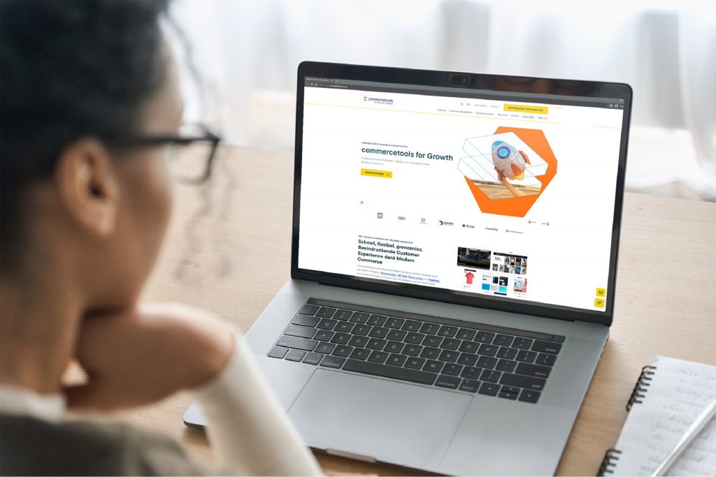 Laptop-Bildschirm zeigt die commercetool Webseite an.