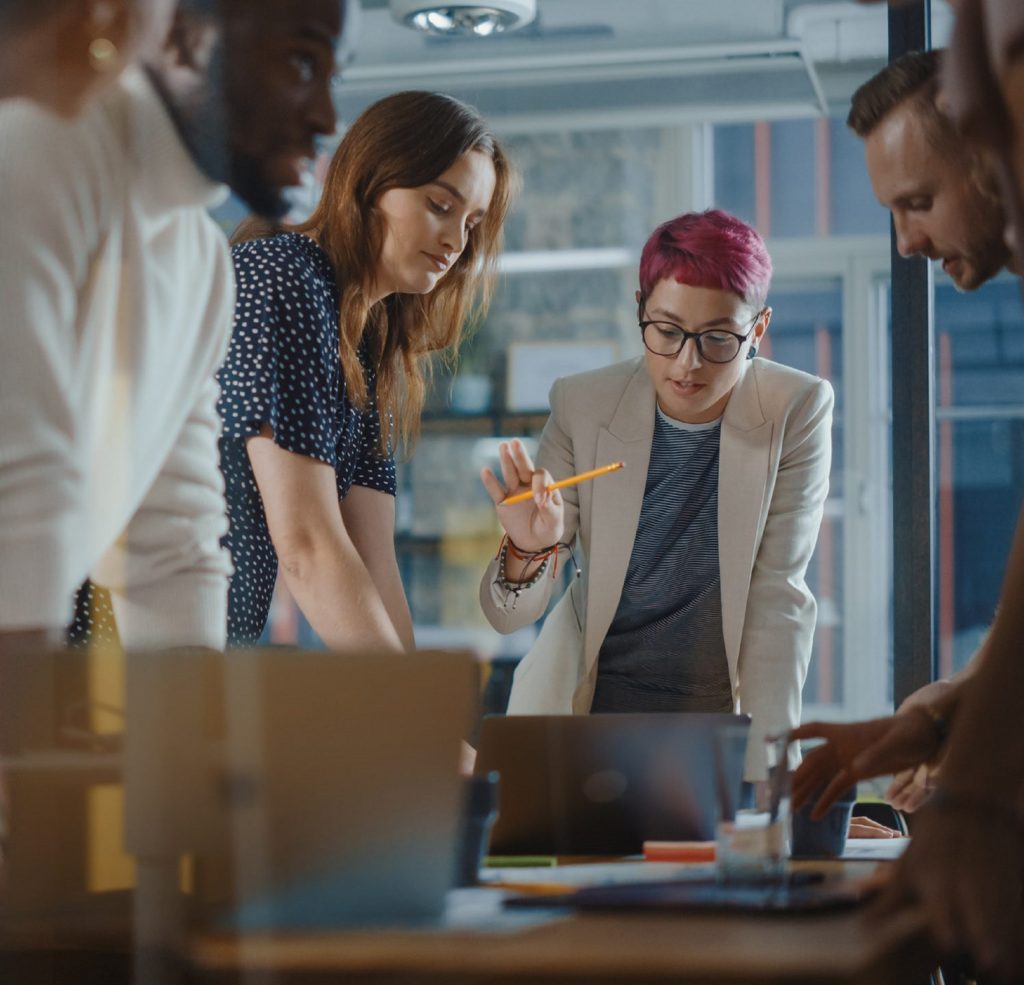 Verschiedene Menschen in einer Besprechung.