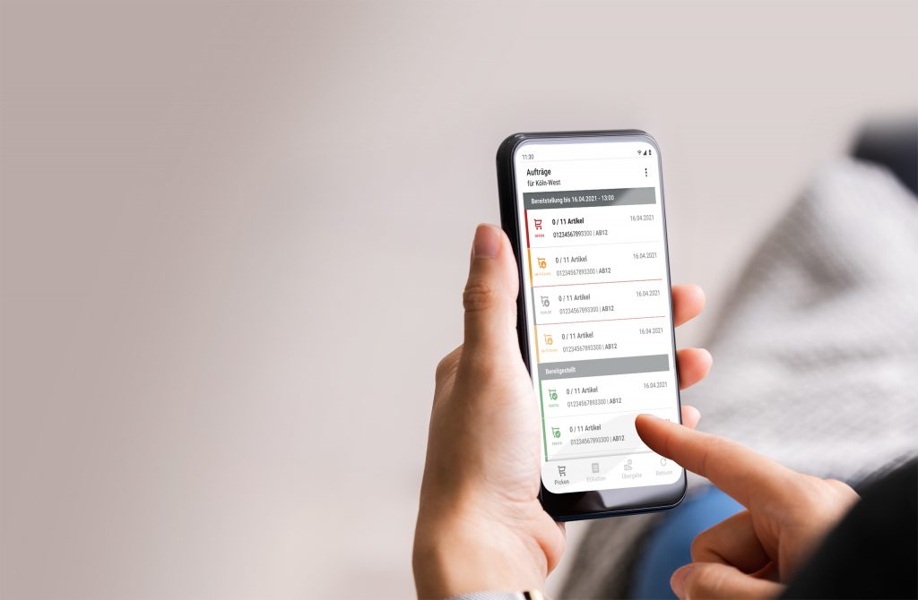 Person hält ein Smartphone mit der mobilen Ansicht von Fulfillmenttools