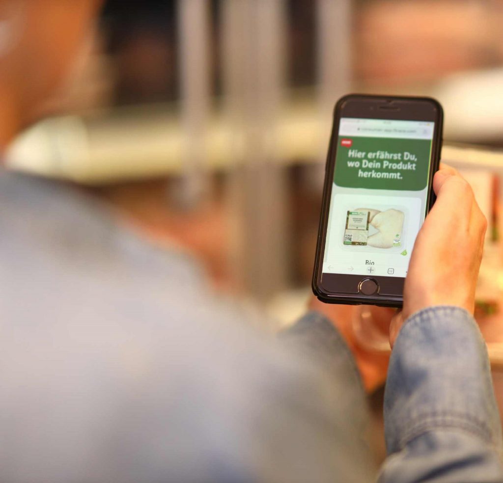 Handydisplay mit REWE App um Lebensmittelherkunft zu ermitteln.