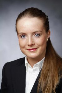 Portrait of Dr. Carolin Winkel.