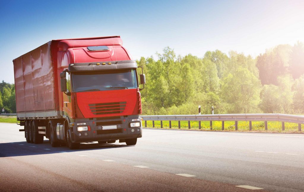 Lastwagen der auf deiner Straße in der Sonne fährt.