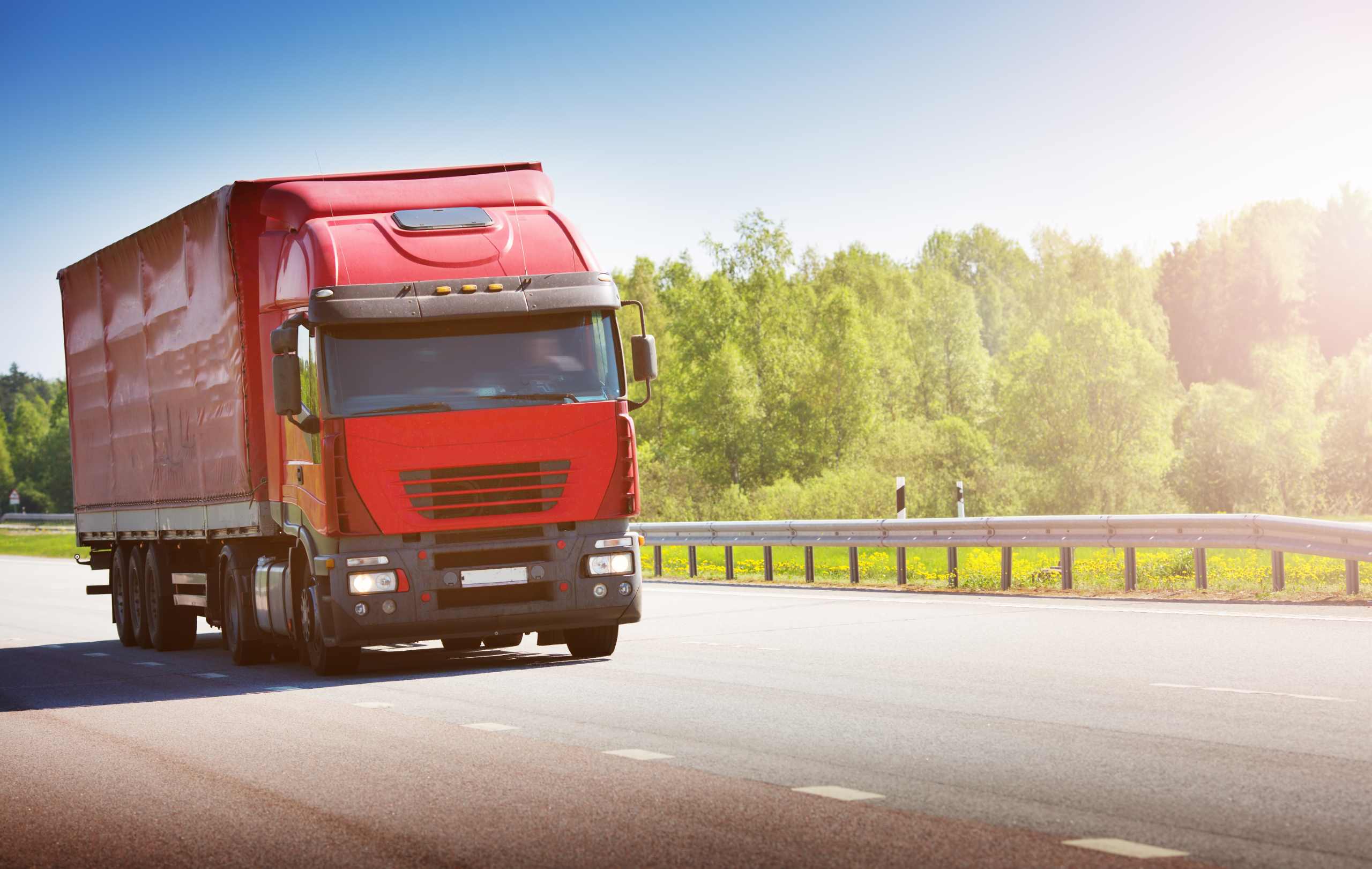 Lastwagen der auf deiner Straße in der Sonne fährt.