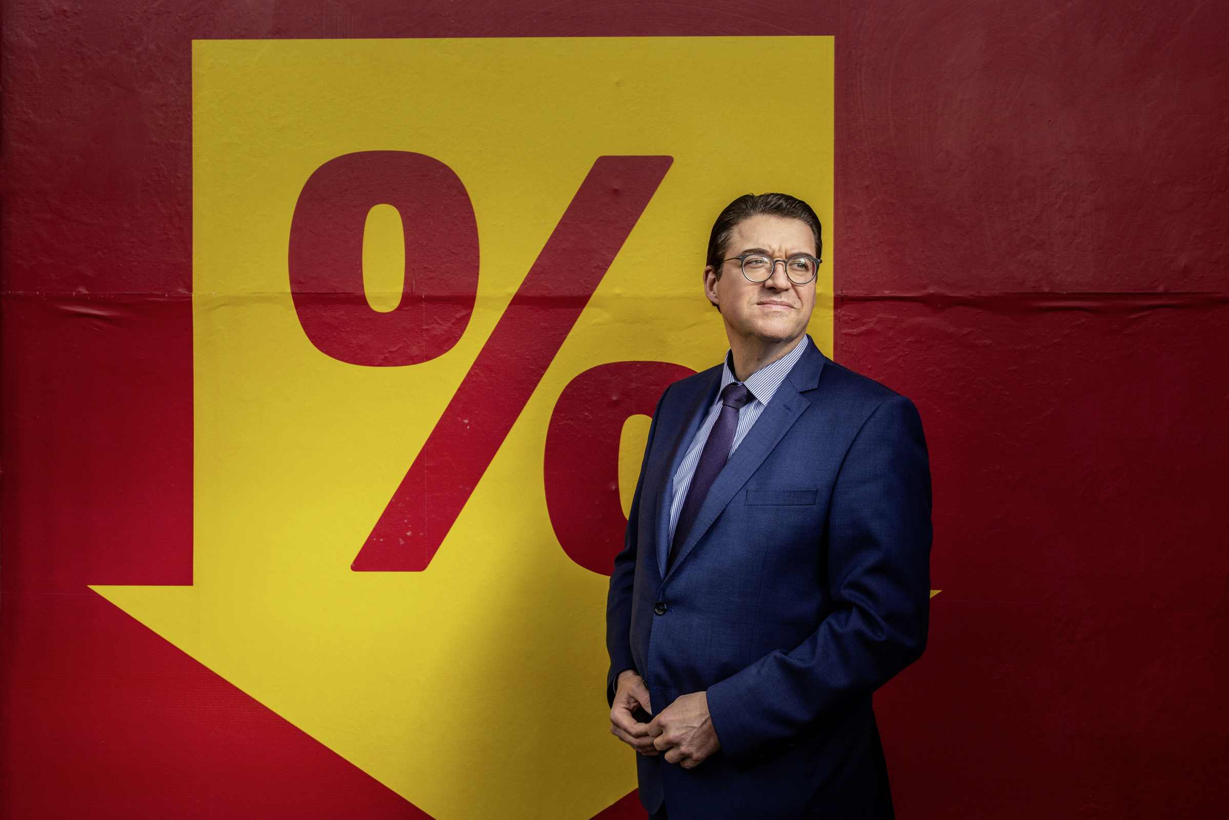 Geschäftsführer Jens Krieger vor Prozentsymbol