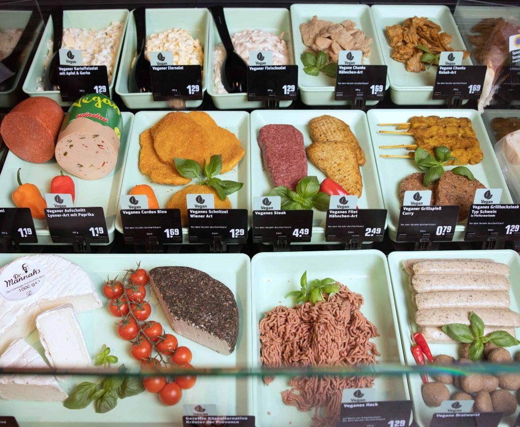 Auswahl verschiedener veganer Speisen in der Bedientheke.
