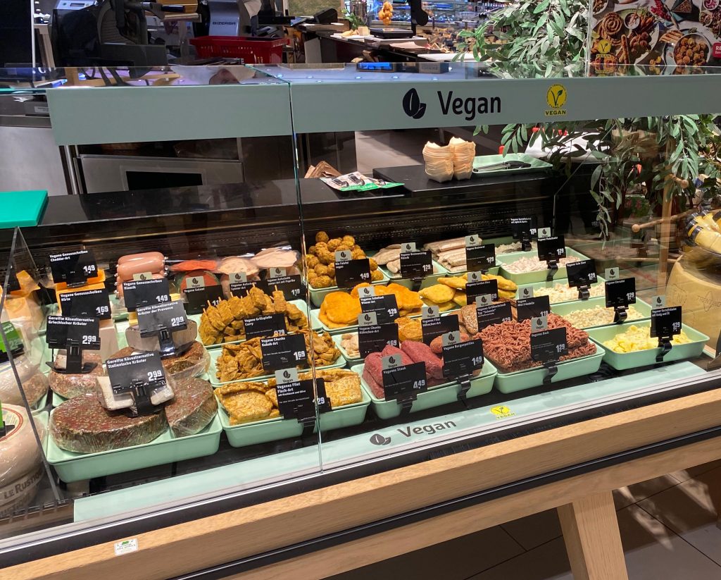 Sortiment der veganen Theke im REWE Markt