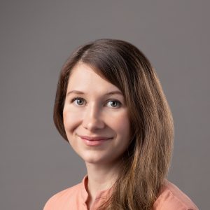 Ein Porträtfoto von Julia Dopjans