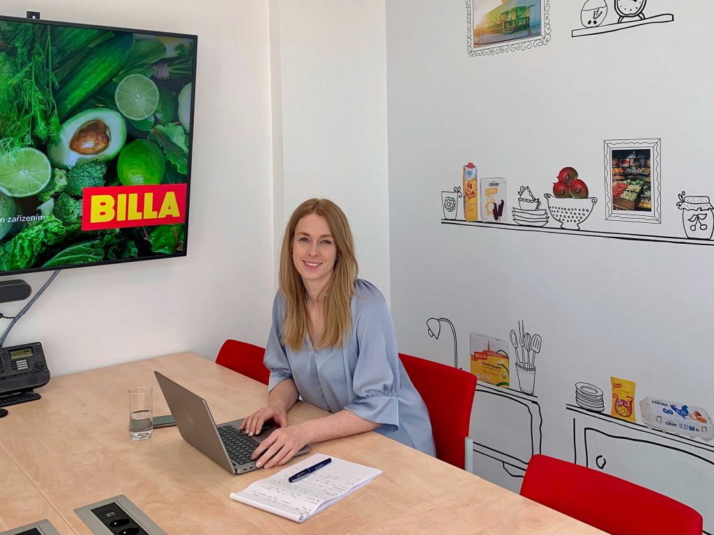 Bild von Jana Sipkova am Schreibtisch.