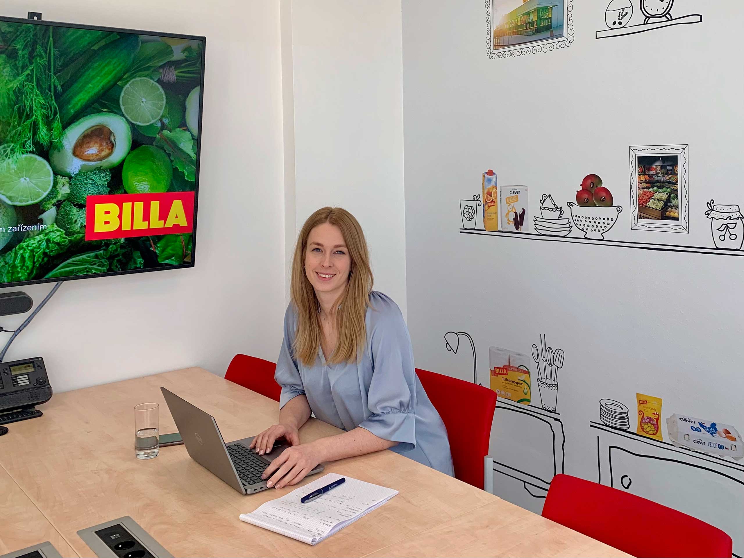 Bild von Jana Sipkova am Schreibtisch.