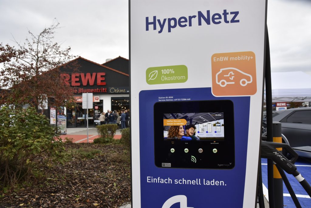 Ladesäule von EnBW Hypernetz vor einem REWE Markt.