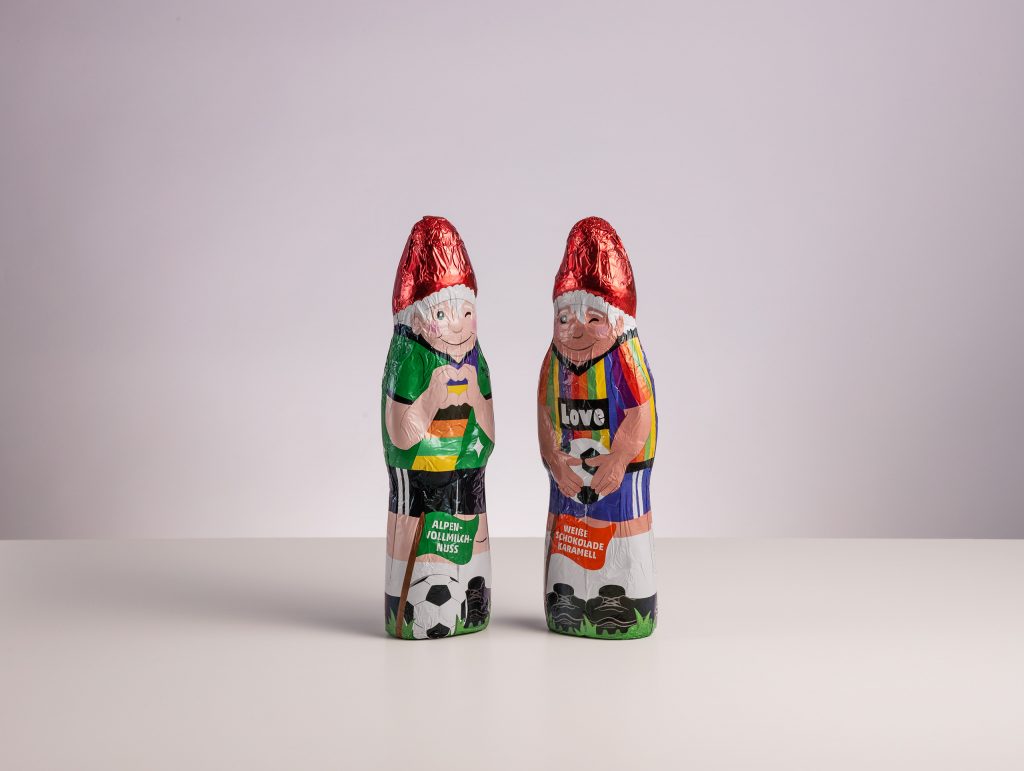 Zwei Schokoladenholfiguren mit Fußball-Trikots