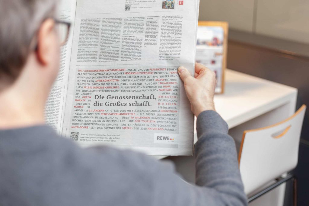 Aufgeschlagene Zeitung mit einem Artikel 