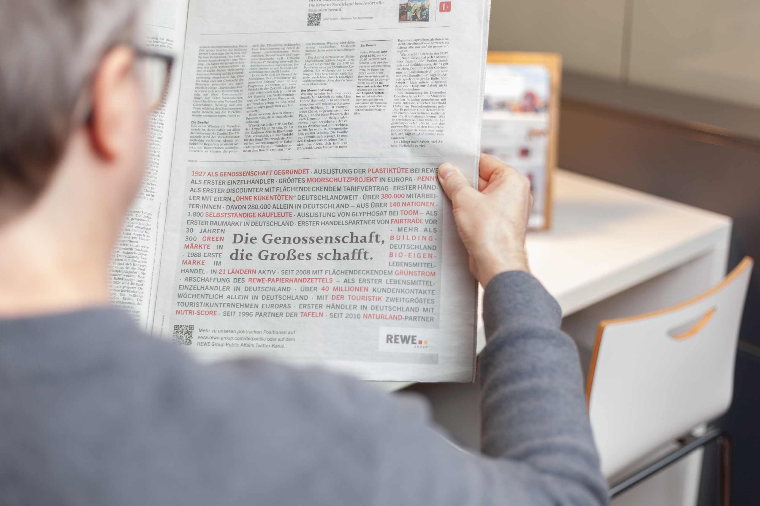 Aufgeschlagene Zeitung mit einem Artikel 