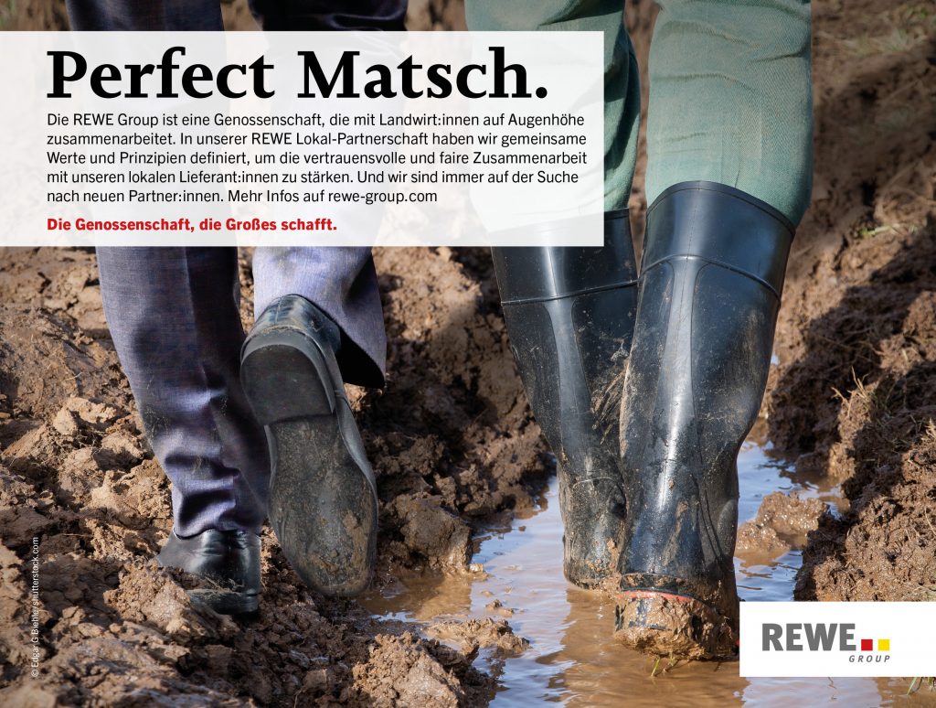 Zwei Menschen laufen durch einen Schlamm.