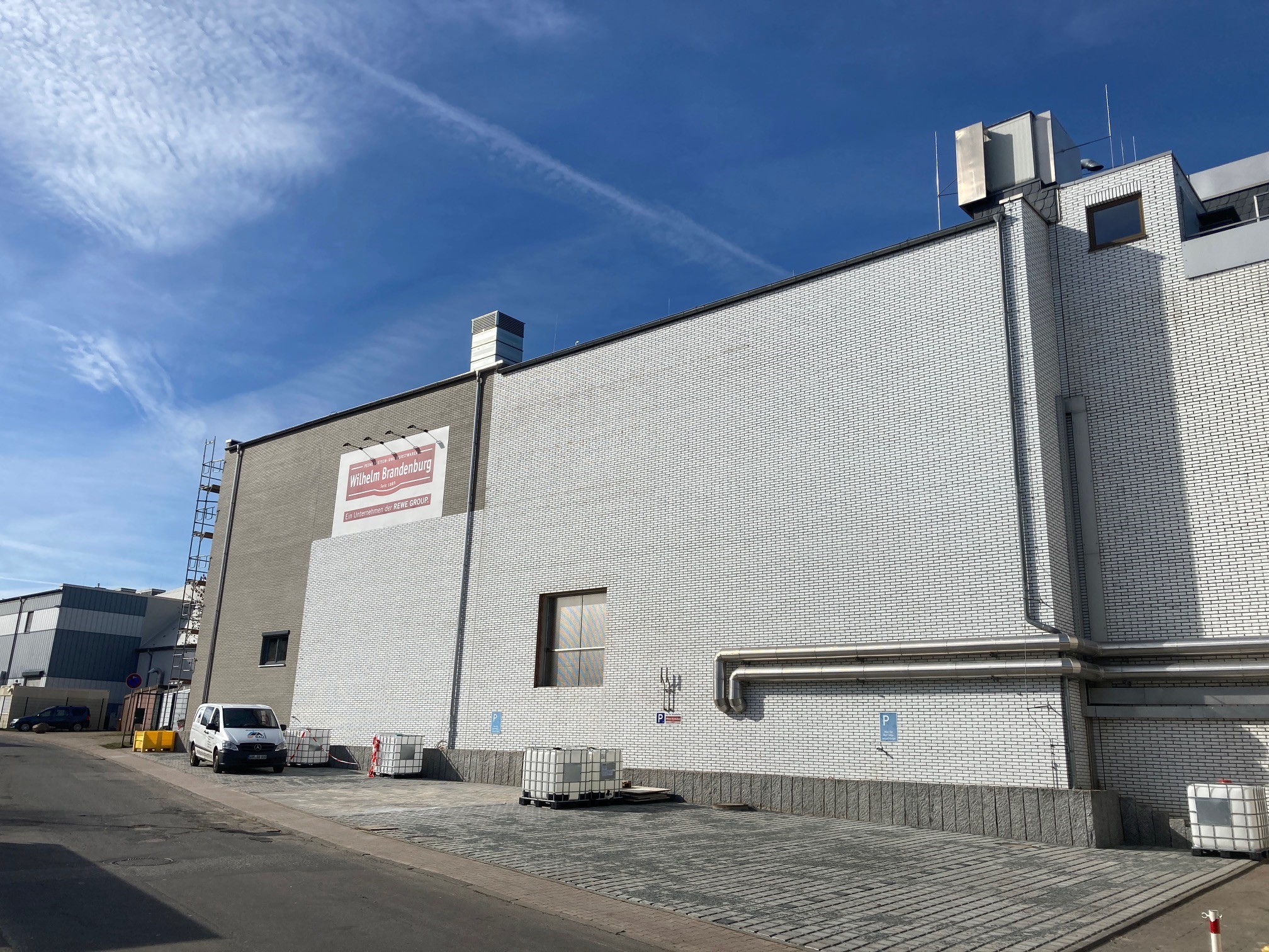 Außenansicht der Kälteanlage von Wilhelm Brandenburg in Timmendorf