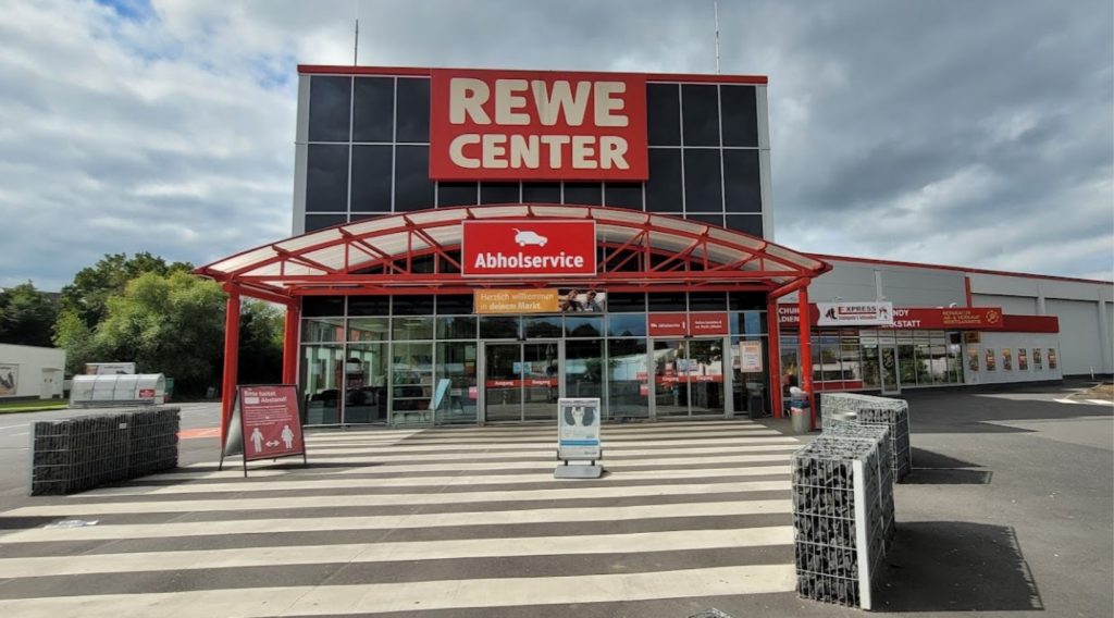 Bild der Ladenfront vom REWE Center Diez