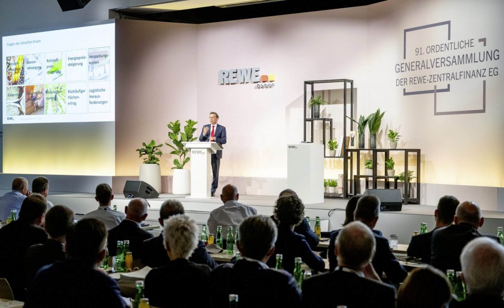 Lionel Souque (CEO der REWE Group) spricht vor dem Aufsichtsrat der REWE Zentralfinanz eG