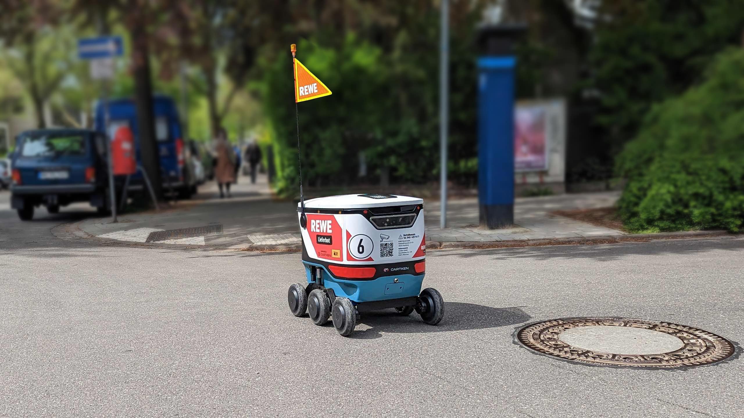 Lieferroboter auf einer Straße