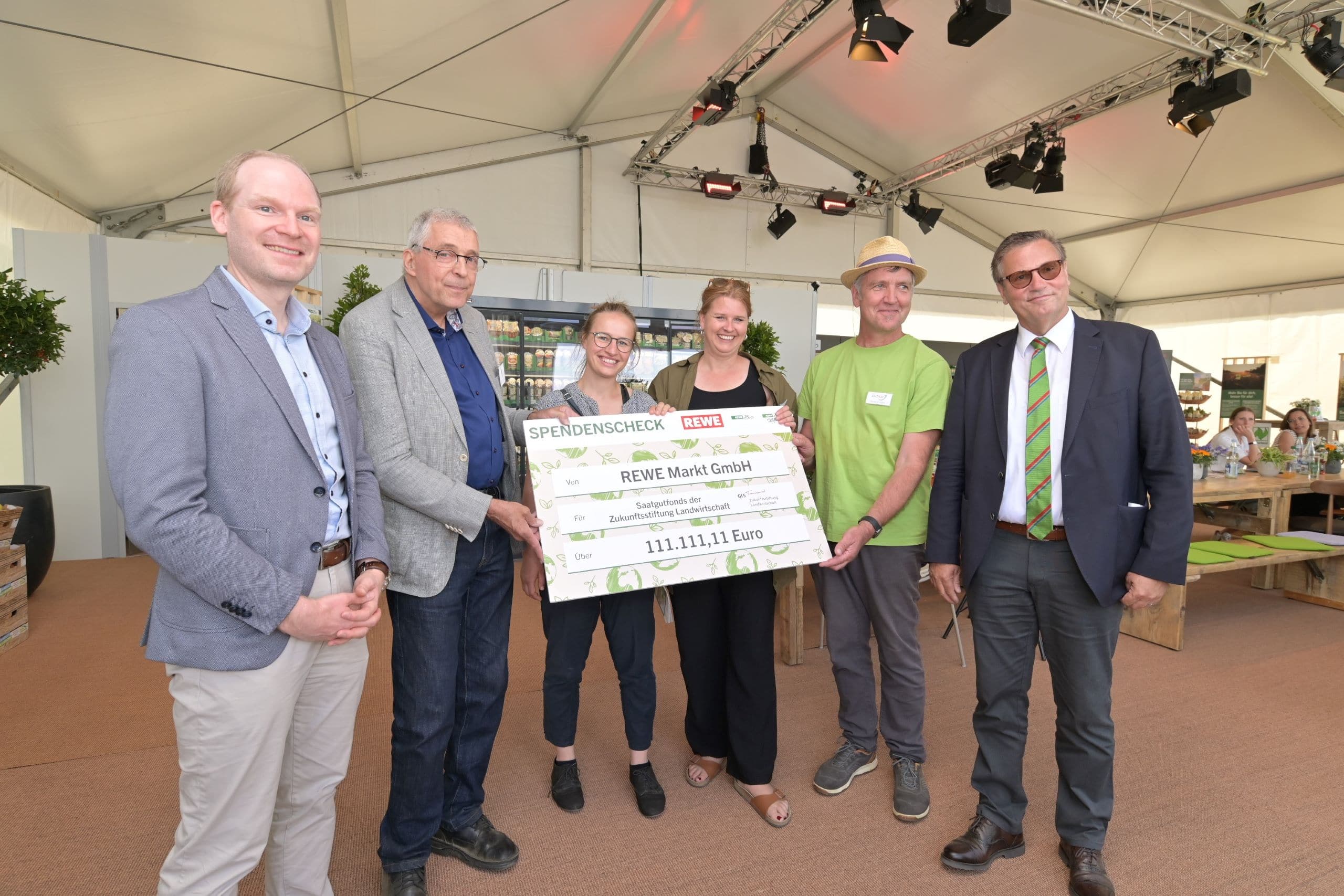 Bild von Regionsleiter Tobias Menig, Oliver Willing, Geschäftsführer Zukunftsstiftung Landwirtschaft; Jytte von Salis, Koordinatorin des Saatgutfonds der Zukunftsstiftung Landwirtschaft; Inga Günther von der Ökotierzucht gGmbH, Herbert Völkle, Geschäftsführer Getreidezüchtung Peter Kunz, Schweiz; Peter Hauk, Minister des Landes Baden-Württemberg für Ernährung, Ländlichen Raum und Verbraucherschutz.