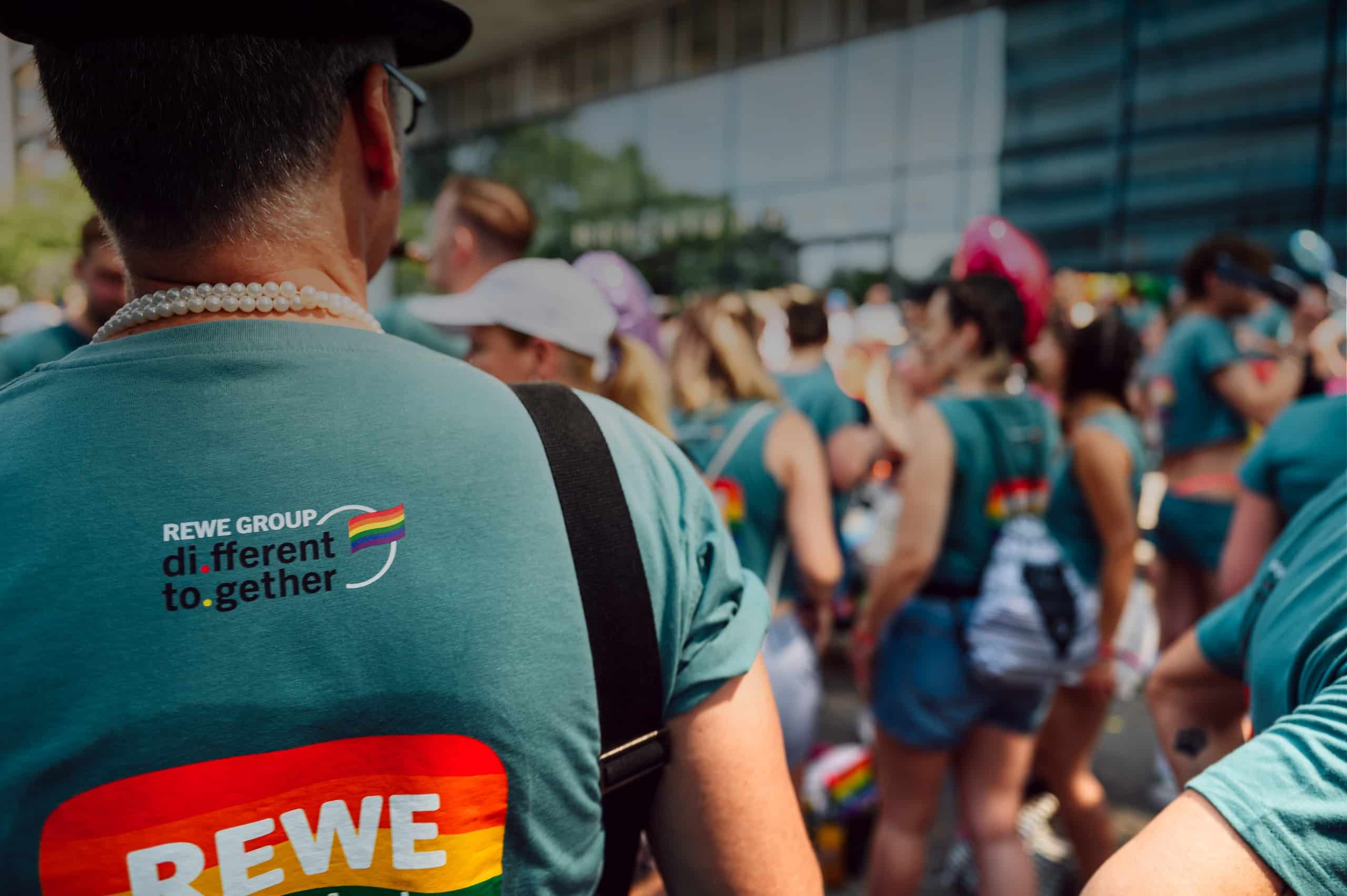 Mensch von hinten mit einem T-Shirt auf dem das REWE Group di.to Logo abgebildet ist