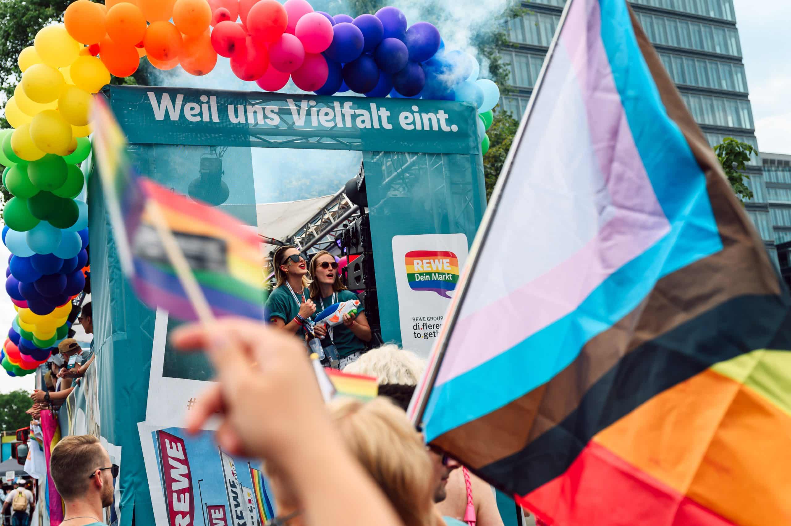 Wagen auf dem CSD mit dem Aufdruck 