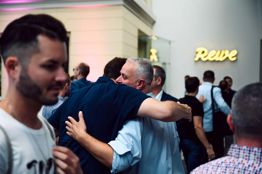 Menschen die sich auf der di.to. Veranstaltung umarmen.