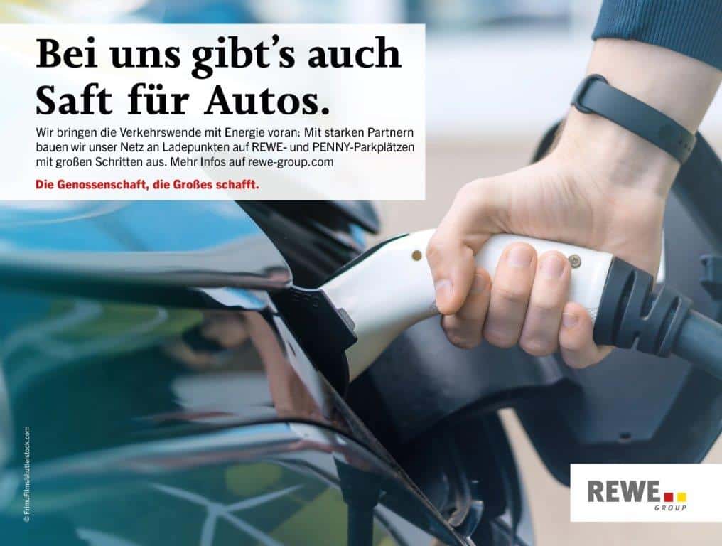 Hand mit Elektrozapfgerät an einem Fahrzeug
